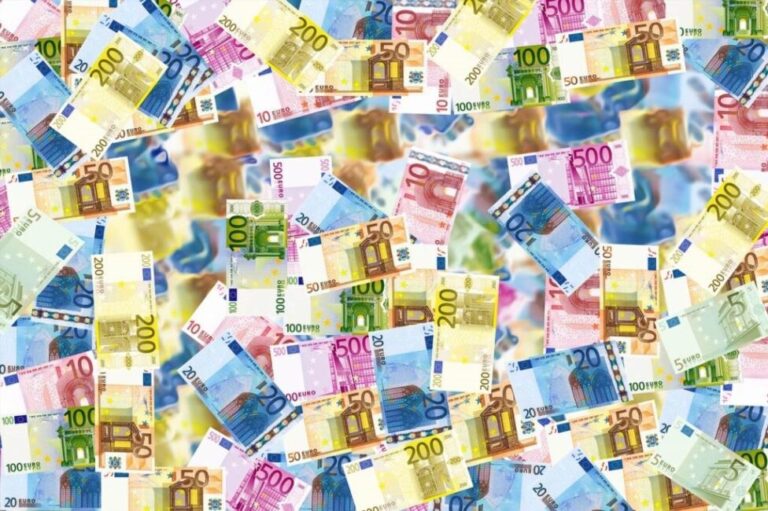 Pracując jako opiekunka osób starszych ile zarabiam na miesiąc